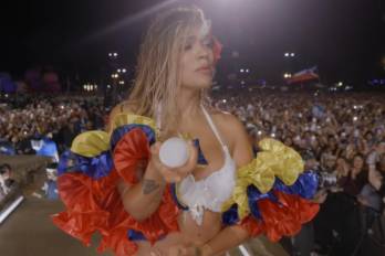 Durante más de una hora y media, la artista no solo interpretó sus mayores éxitos, sino que convirtió el escenario en una vitrina del orgullo latino.