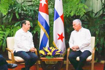 Díaz-Canel (der.) agradeció a Panamá por su disposición de colaboración y destacó el potencial de trabajo conjunto en estos sectores estratégicos.