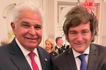 El presidente José Raúl Mulino al mandatario Javier Milei, de Argentina, durante la recepción en Nueva York.