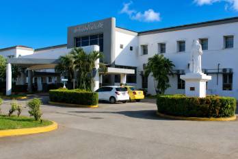 La medida fue anunciada por la directora médica del centro hospitalario, Sindy J. Flores.