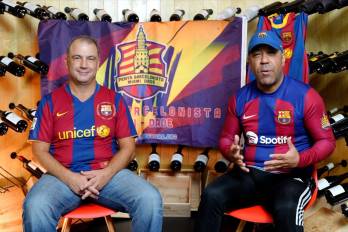 En la imagen, Rafael Escoté (i), miembro de la 'Penya Barcelonista de Miami' posa junto al aficionado dominicano Elian Rodríguez.