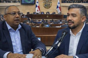 La tasa de aseo, la contratación y el poder de decisión están en el centro del choque entre dos propuestas opuestas.