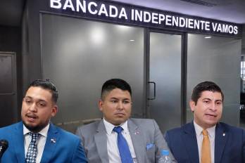 La petición es directa y solicita a la Junta Directiva que evalúe la continuidad dentro de la bancada de los diputados Samaniego, Zamora y Bloise.