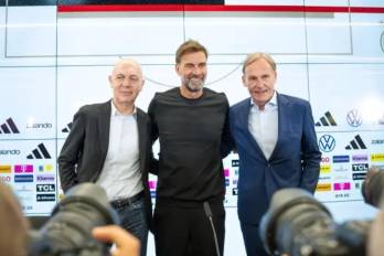 Jürgen Klopp (centro) en su presentación como nuevo técnico de Die Mannschaft. A su izquierda está Bernd Neuendorf, presidente de la federación alemana de fútbol (DFB) y a su derecha, el vicepresidente Hans-Joachim Watzke.