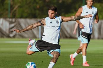 Fotografía cedida por la Asociación del Fútbol Argentino que muestra a Enzo Fernández de Argentina pateando un balón durante el primer entrenamiento de la Selección Argentina en Kansas City.