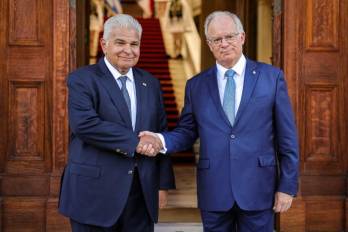 Como parte de la visita oficial, ambos jefes de Estado intercambiaron distinciones honoríficas.