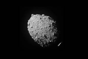 Imagen del asteroide ‘Dimorphos’ captada por la sonda DART de la NASA antes de su impacto, e imágenes de otros asteroides similares que han sido captadas en varias misiones espaciales.