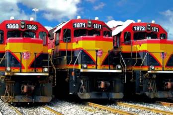 El ferrocarril del Canal de Panamá transita entre Panamá y Colón.