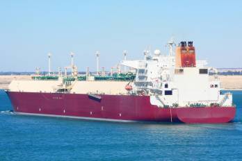 Buque transportando gas natural licuado cruza por el canal de Suez.