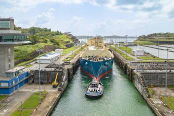 Un buque transita por las esclusas ampliadas del Canal de Panamá.