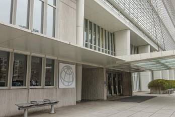 Además de investigaciones, el Banco Mundial concede préstamos a los países en desarrollo.