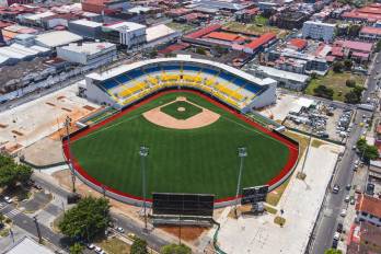 El estadio tiene capacidad para acoger a unos 5,000 aficionados y estacionamientos para 102 vehículos.