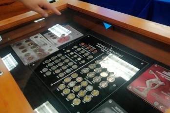 Una colección de monedas de un balboa, conocidas como ‘martinelli’ en la exhibición ‘Hablemos del Canal: colección, ampliación y Canal’.