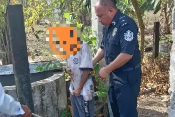 El niño se encontraba pidiendo ayuda desde adentro del pozo al ser ubicado por la Policía.