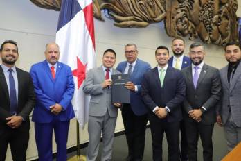 De acuerdo con Zamora (centro), la medida permitirá una transición más transparente y ordenada.