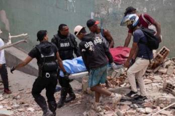 Voluntarios fueron captados este 25 de julio al rescatar una víctima mortal, entre los escombros de edificios afectados por los terremotos, en La Guaira.