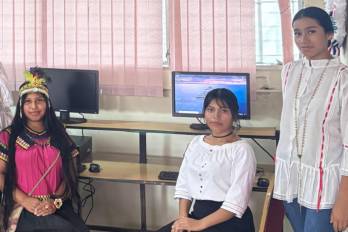 Estudiantes del Colegio Comercial Tolé delante de las computadoras en el mes de la patria.