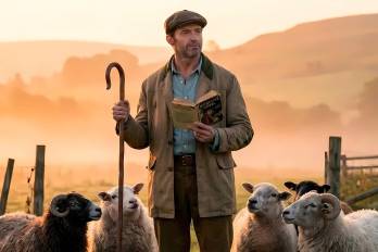 El actor Hugh Jackman se inserta a sí mismo como George, un pastor cuya vida gira alrededor de su rebaño, como una familia.