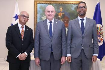 A la reunión asiste el secretario general de la OEA, Albert Ramdin (izq.), quien se reunió con Guevara Mann (centro).