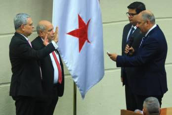 Barroso y el magistrado suplente Gilberto Estrada fueron juramentados por el diputado presidente de la Asamblea Nacional, Jorge Herrera.