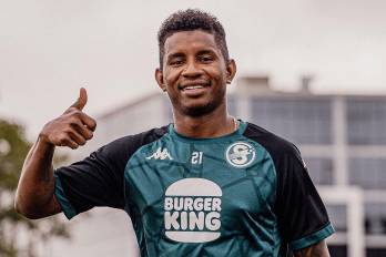 El defensor del Saprissa, Fidel Escobar.