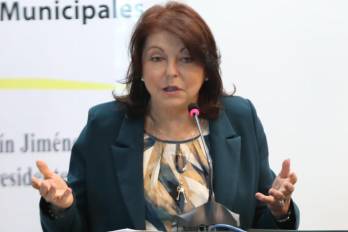 La funcionaria indicó que las investigaciones abarcan aproximadamente 320 millones de dólares distribuidos en cerca de dos años y medio a más de 650 juntas comunales y municipios del país.