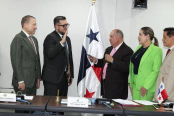 Eduardo Vásquez es juramentado como presidente de la comisión.