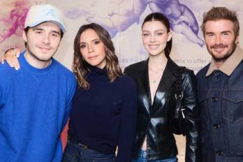 Brooklyn Bekcham posa junto a sus padres y esposa en el lanzamiento al mercado de su propia salsa picante, Cloud 23.