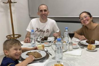 “Estuvimos los tres juntos después de tanto tiempo separados”, escribió la esposa en su cuenta acompañando la imagen de los tres compartiendo la mesa.