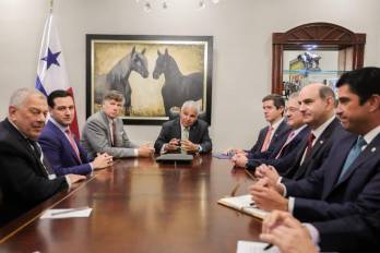 Landau estuvo acompañado del embajador de Estados Unidos en Panamá, Kevin Marino Cabrera, mientras que Mulino de varios miembros del gabinete.