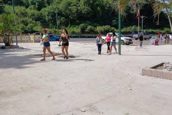 Un grupo de visitantes caminan hacian el mirador, donde antes estaba el monumento de la comunidad china.