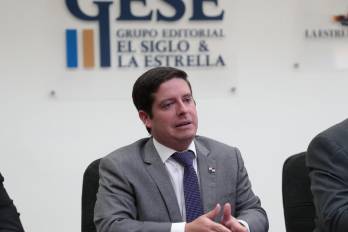 Roberto Rock, expresidente de la SIP, leyó la lista de los nuevos integrantes de la junta, entre los cuales está Alfaro Boyd.