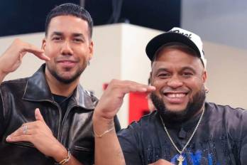 Romeo Santos junto a La Fruta durante su visita a La Casa de Alofoke 2.