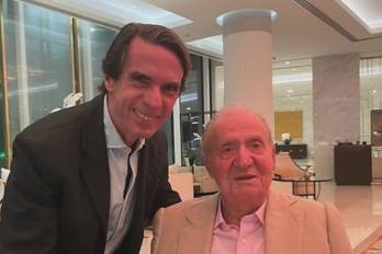 La fotografía, sin embargo, proyecta estabilidad. Aunque aparece sentado, su expresión y actitud han sido vistas como una señal tranquilizadora.