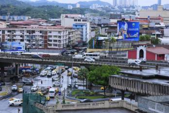 Para hacer cumplir la medida, la Alcaldía de Panamá facultó a la Policía Municipal, inspectores municipales, funcionarios de cumplimiento y jueces comunitarios.