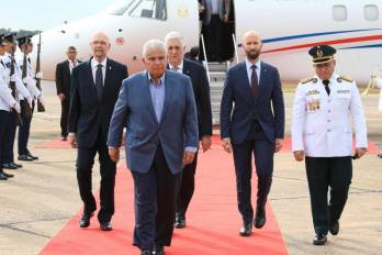 A su llegada, Mulino y su comitiva fueron recibidos por el viceministro de Administración y Asuntos Técnicos del Ministerio de Relaciones Exteriores de Paraguay, Miguel Ángel Aranda.