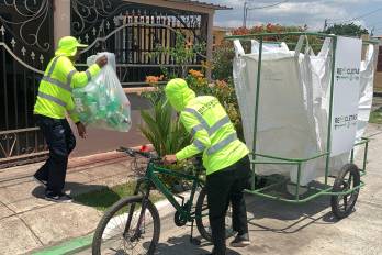 Una de las recicletas del proyecto recoge materiales reciclables casa por casa en el corregimiento de Don Bosco.