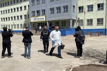La policía turca investiga el tiroteo que tuvo lugar en una escuela en el distrito de Siverek de Sanliurfa, Turquía, el 14 de abril de 2026.