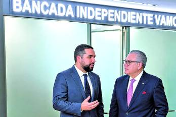 La breve reunión entre diputados y el contralor terminó con la promesa de resolver la suspensión de salarios durante esta semana.