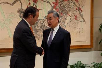 El canciller panameño, Javier Martínez-Acha, y su homólogo chino, Wang Yi.