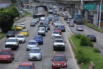 Ante el aumento del flujo vehicular, las autoridades implementaron la inversión de carriles hacia el interior.
