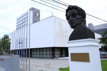 Richards destacó que la ley busca que en los centros de salud del Ministerio de Salud se establezca un horario extendido, en algunos sectores, los fines de semana, de 7 de la mañana a 7 de la noche.