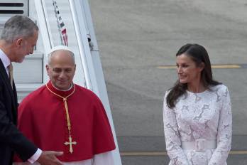 Las fotografías se viralizaron en cuestión de horas y despertaron una pregunta: ¿por qué Letizia podía vestir de blanco cuando el protocolo vaticano tradicional exige que las mujeres usen negro ante el Papa?
