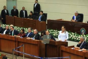 Shirley Castañeda asume la presidencia de la Asamblea Nacional con llamado a la unidad