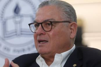 En ese momento, Flores justificó la decisión de delegar esas funciones en Vega con el objetivo de mantener y brindar las ‘funciones constitucionales’.