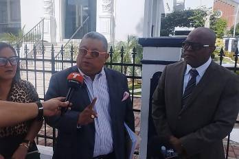 La acción legal fue presentada con el respaldo del abogado Justino González.