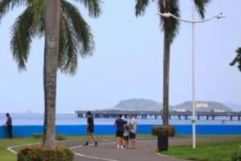 Especialistas señalan que factores como la alta densidad de construcciones, el asfalto y la escasez de áreas verdes contribuyen a que los barrios acumulen más calor.