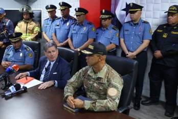 En las labores de extinción participaron funcionarios del Cuerpo de Bomberos, en coordinación con el Ministerio de Ambiente y agentes del Servicio Nacional Aeronaval.