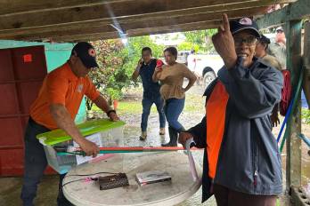 En la provincia de Bocas del Toro, las precipitaciones han provocado inundaciones y deslizamientos de tierra que mantienen activas las operaciones de respuesta de los organismos de emergencia.