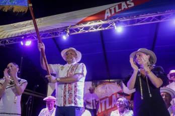 Durante el acto se realizó la entrega formal de la bandera del Desfile de las Mil Polleras 2026 a la ministra de Cultura, María Eugenia Herrera.